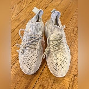 NWOT - Mesh Tennis Shoes: Women’s 7.5